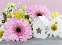 Drewniany domek pośród kwiatów