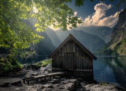 Drewniany domek przy brzegu jeziora Konigssee