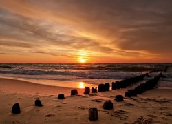 Drewniany falochron na plaży