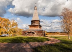 Kościół, Wniebowzięcia Najświętszej Marii Panny, Drzewa, Jesień, Wieś Kuritsko, Obwód nowogrodzki, Rosja