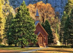 Drewniany kościółek pod drzewami w Parku Narodowym Yosemite
