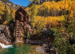 Drewniany młyn Crystal Mill na skale nad rzeką Crystal w Kolorado