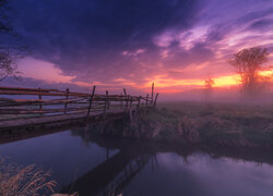 Drewniany most nad zamgloną rzeką