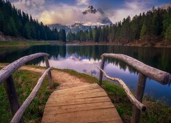 Jezioro, Antorno Lake, Mostek, Góry, Dolomity, Masyw, Tre Cime di Lavaredo, Drzewa, Chmury, Prowincja Belluno, Włochy