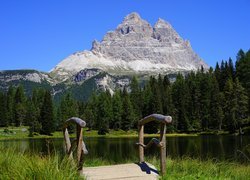 Drewniany mostek nad jeziorem Antorno Lake z widokiem na Dolomity