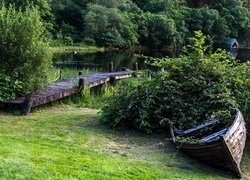 Drewniany pomost i łódka przy jeziorze