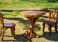 Drewniany stolik z krzesłami