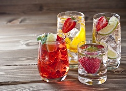 Drinki z owocami w szklankach