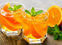 Drinki z pomarańczą i miętą w szklance
