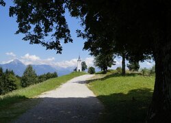 Droga do kościół św Primoza i Felicjana na tle Alp Julijskich
