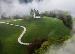 Droga do kościoła na wzgórzu we mgle