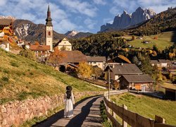 Góry, Dolomity, Wieś, Santa Maddalena, Dolina, Val di Funes, Drzewa, Jesień, Lasy, Domy, Chmury, Kobieta, Droga, Włochy