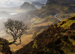 Droga i jezioro na wzgórzach Quiraing na wyspie Skye w Szkocji