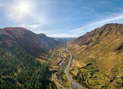 Irlandia, Hrabstwo Donegal, Góry, Blue Stack Mountains, Droga, Przełęcz Barnesmore Gap, Rzeka, Promienie słońca