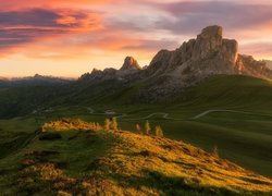 Dolomity, Przełęcz, Passo di Giau, Góry, Wzgórze, Kręta, Droga, Łąka, Zachód słońca, Prowincja Belluno, Włochy