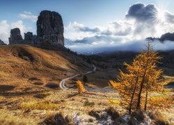 Góry, Dolomity, Skały, Cinque Torri, Szczyt, Torre Grande, Drzewa, Jesień, Droga, Promienie słońca, Chmury, Mgła, Włochy