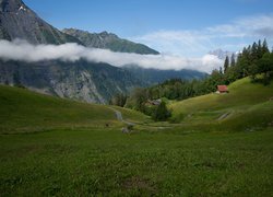 Droga na wzgórzach i zamglone góry