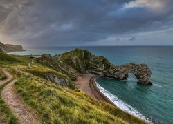 Droga na wzgórzu do łuku wapiennego Durdle Door w Anglii