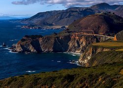 Droga Pacific Coast Highway na wybrzeżu Big Sur w Kalifornii