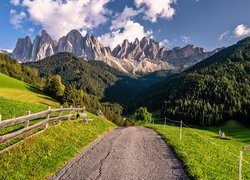 Włochy, Góry, Alpy, Dolomity, Południowy Tyrol, Droga, Lasy, Ogrodzenie, Chmury