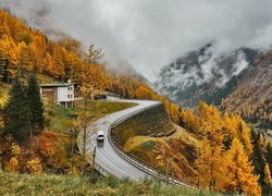 Droga w jesiennych górach