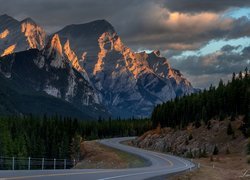 Góry, Canadian Rockies, Droga, Skały, Drzewa, Chmury, Kananaskis Country, Alberta, Kanada