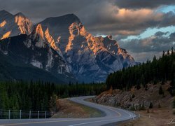 Droga w kierunku gór Canadian Rockies