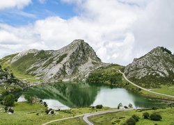 Droga w kierunku jeziora i gór