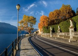 Włochy, Jezioro Como, Lago di Como, Droga, Latarnia, Jesień, Drzewa