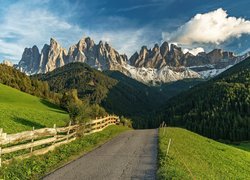 Włochy, Południowy Tyrol, Alpy, Dolomity, Góry, Masyw Odle, Dolina Val di Funes, Las, Droga, Ogrodzenie