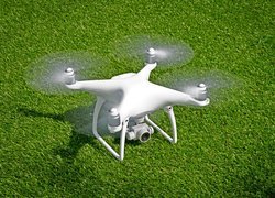 Dron z kamerą na trawie