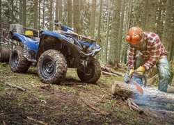 Drwal obok quada Yamaha Grizzly