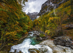 Hiszpania, Valle de Ordesa, Park Narodowy de Ordesa y Monte Perdido, Jesień, Las, Drzewa, Skały, Liście, Strumień, Kamienie, Niebo, Góry