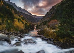 Góry, Rzeka, Kamienie, Drzewa, Lasy, Pireneje, Park Narodowy de Ordesa y Monte Perdido, Hiszpania