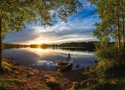 Zachód słońca, Rzeka Oulujoki, Łódka, Drzewa, Oulu, Finlandia