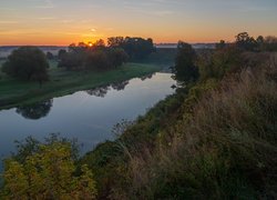 Rzeka, Drzewa, Trawa, Krzewy, Wschód słońca