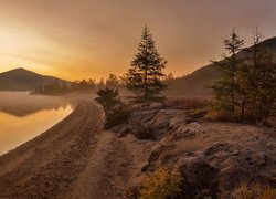 Jesień, Góry Kołymskie, Brzeg, Jezioro Jack London, Drzewa, Kamienie, Kołyma, Obwód magadański, Rosja