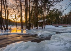 Zima, Rzeka Langinkoski, Lód, Drzewa, Mostek, Dom, Wschód słońca, Kotka, Finlandia