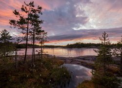 Jezioro Ładoga, Skały, Drzewa, Chmury, Zachód słońca, Karelia, Rosja
