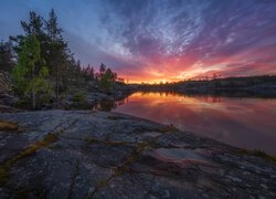 Rosja, Karelia, Jezioro Ładoga, Skały, Drzewa, Zachód słońca, Chmury