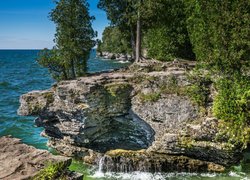 Drzewa na skałach nad jeziorem Michigan w stanie Wisconsin