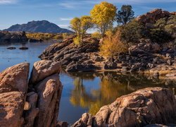 Stany Zjednoczone, Arizona, Hrabstwo Yavapai, Prescott, Jezioro, Willow Lake, Zachód słońca, Skały, Drzewa