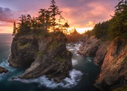 Stany Zjednoczone, Oregon, Morze, Skały, Drzewa, Wysepka, Zachód słońca, Park stanowy, Samuel H. Boardman State Scenic Corridor