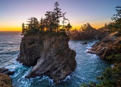 Stany Zjednoczone, Oregon, Morze, Skały, Drzewa, Wysepka, Wybrzeże, Promienie słońca, Park stanowy, Samuel H. Boardman State Scenic Corridor