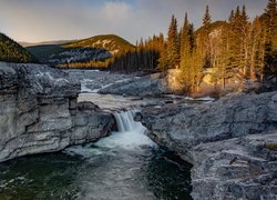 Wodospad, Elbow Falls, Rzeka Elbow River, Drzewa, Góry, Alberta, Kanada