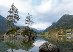 Drzewa na skalnej wysepce na jeziorze Hintersee w Bawarii