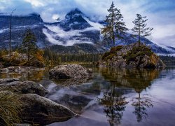 Drzewa na skalnych wysepkach na jeziorze Hintersee w Bawarii