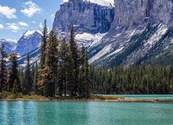 Jezioro Maligne Lake, Park Narodowy Jasper, Góry, Drzewa, Lasy, Prowincja Alberta, Kanada