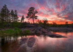 Jezioro Ładoga, Drzewa, Skały, Kolorowe, Niebo, Chmury, Zachód słońca, Karelia, Rosja