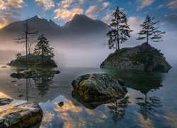 Jezioro Hintersee, Skały, Wysepki, Drzewa, Góry Alpy, Kamienie, Mgła, Bawaria, Niemcy